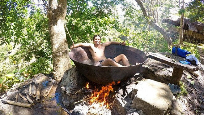 Dịch vụ tắm trong nồi nước đun trên bếp lửa Ảnh 2