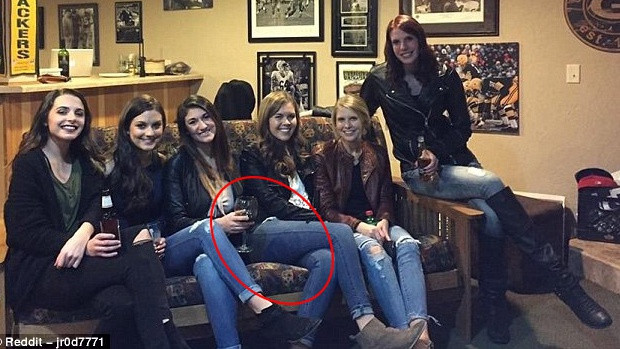 Sáu người, năm cặp chân, chuyện rùng rợn gì đang xảy ra vậy? Ảnh 2