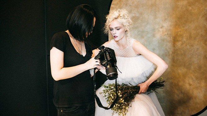 Hé lộ hình ảnh hậu trường đẹp lung linh của Coco Rocha trong thiết kế Phương My Ảnh 2