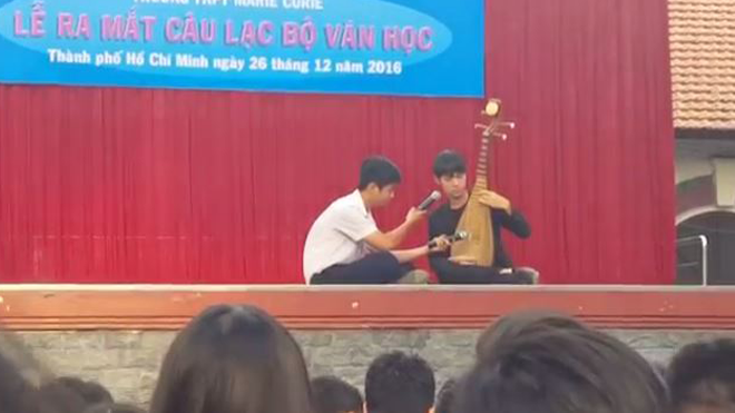 Cao Bá Hưng trình diễn 'Kiều' với đàn nguyệt cực hay khiến cả sân trường Marie Curie như 'nổ tung' Ảnh 2
