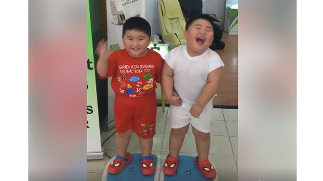 Cười 'té ghế' với màn 'rung mỡ' của hai cậu nhóc béo phì cực đáng yêu Ảnh 2