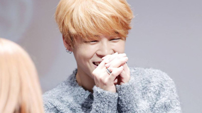 'Đổ gục' với loạt ảnh về thói quen khi cười của Jimin (BTS) Ảnh 2