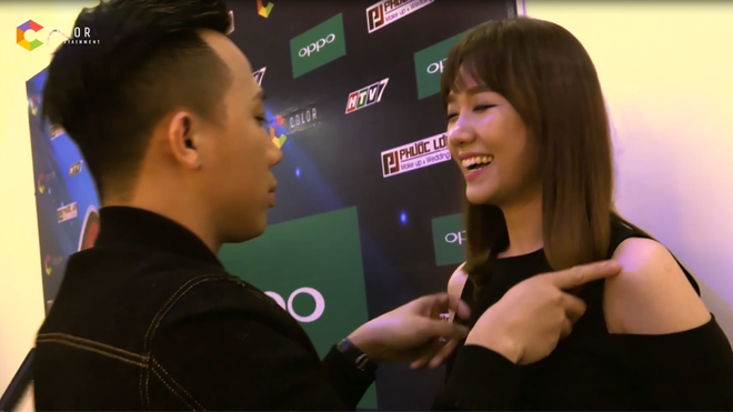 Hé lộ hình ảnh Trấn Thành ngọt ngào chăm sóc bà xã Hari Won trong hậu trường sân khấu Ảnh 2