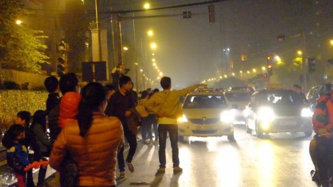 Hà Nội: Chờ cả tiếng đồng hồ vẫn không gọi được taxi về nhà sau đêm giao thừa Ảnh 2
