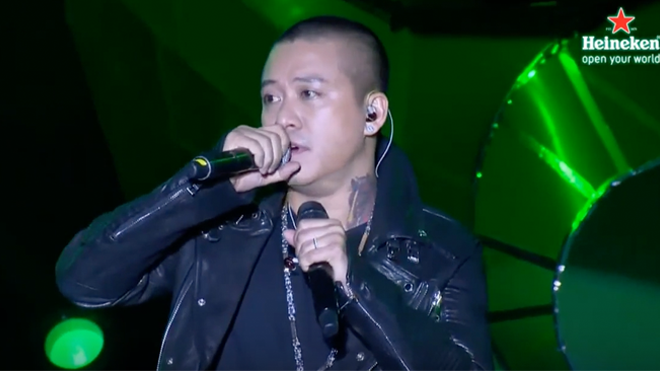 Tuấn Hưng trở lại, 'quẫy' hết cỡ với hit 'Tan' trên sân khấu đón mừng năm mới Ảnh 2