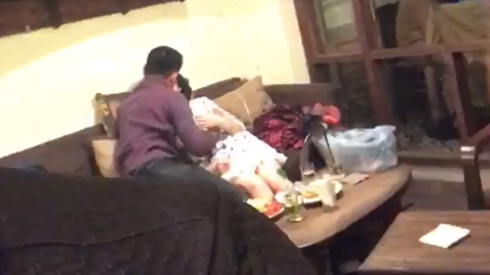 Clip: Đôi nam nữ ngó lơ cả thế giới để mải mê hôn nhau gần 1 tiếng trong quán cà phê Ảnh 2