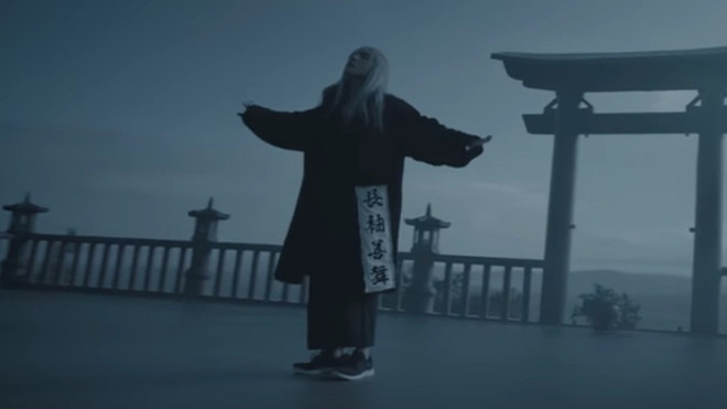 Style giày 'xuyên không' của Sơn Tùng trong MV mới biết đâu lại trở thành hot trend? Ảnh 2