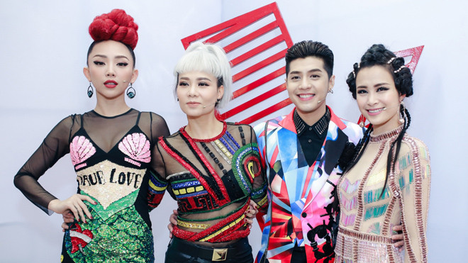 Bóc mác loạt trang phục siêu lạ của dàn huấn luyện viên trong ngày đầu tiên Ảnh 2