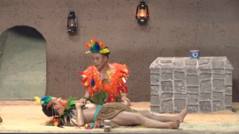 Trúc Nhân dùng Trường Giang tế gọi hồn Nhã Phương và Hari Won Ảnh 2