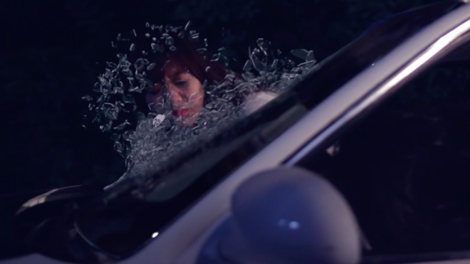 Rùng mình với cảnh Hari Won bị tai nạn, văng khỏi cửa kính ôtô trong '49 ngày 2′ Ảnh 2