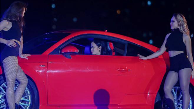 Đông Nhi mang xế hộp 13 tỷ Ông Cao Thắng tặng lên sân khấu Ảnh 2