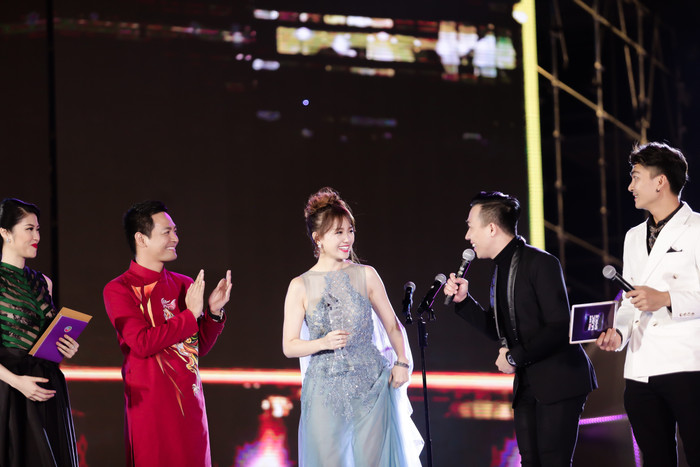 'Vợ chồng son' Hari Won - Trấn Thành tình cảm nhận cúp tại lễ trao giải ZMA