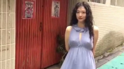 Clip: Sulli lại tiếp tục gây sốt khi 'thả rông' trên đường phố Ảnh 2