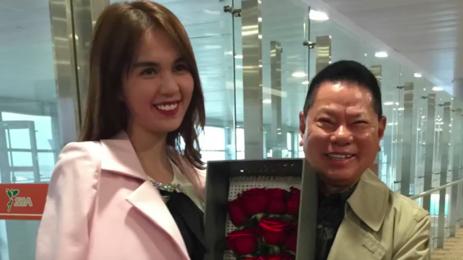 Bạn trai 72 tuổi âu yếm ôm eo, đón Ngọc Trinh tại sân bay Ảnh 2