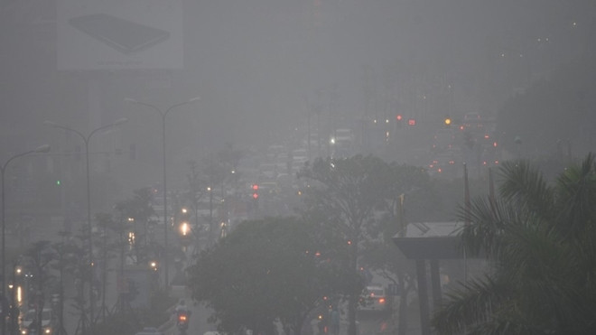 Bầu trời Hà Nội tối sầm như 7 giờ đêm Ảnh 2