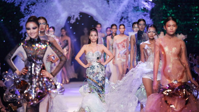 Trước thềm The Voice phát sóng, 'chị đại' Thu Minh bỗng… xuất hiện với vai trò vedette trong show diễn thời trang Ảnh 2