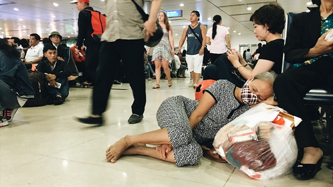 Giấc ngủ mệt mỏi nơi phi trường, đợi chờ những chuyến bay đoàn viên ngày Tết Ảnh 2