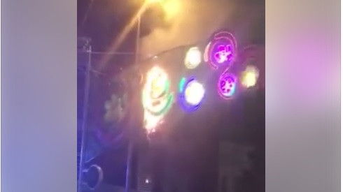 Clip: Đèn trang trí Tết ngay Nhà văn hóa Thanh Niên bất ngờ bốc cháy Ảnh 2