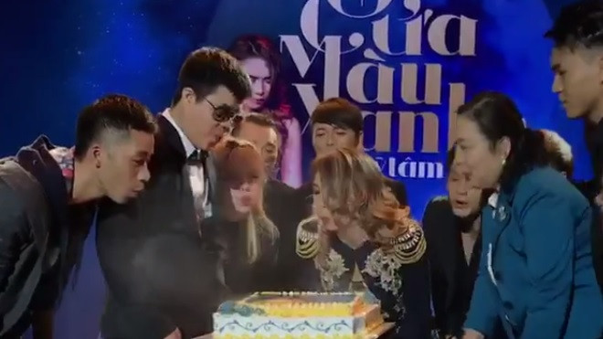 Mỹ Tâm song ca Sầu tím thiệp hồng, chúc mừng sinh nhật chàng trai khiếm thị Ảnh 2