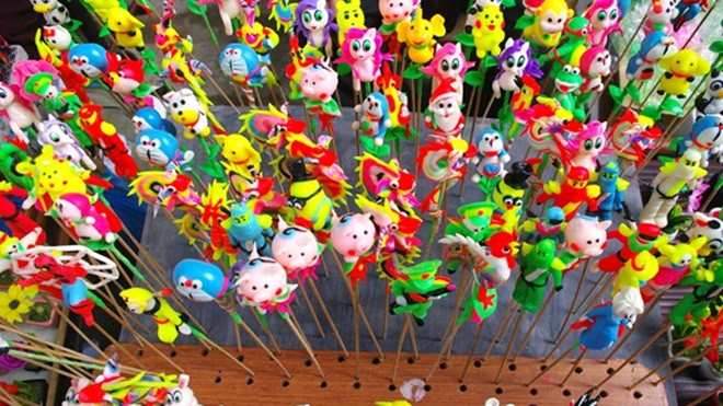 Tò he - một nét đẹp truyền thống giữa chợ hoa ngày Tết Ảnh 2