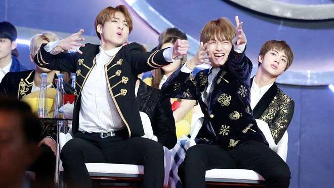 So kè nhau vậy thôi, BTS vẫn nhiệt tình cổ vũ và nhảy theo hit của EXO thế này! Ảnh 2