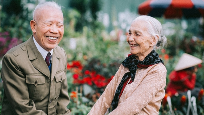 Gần Tết rồi, nhìn bộ ảnh ông bà hạnh phúc thế này chỉ muốn được nhanh trở về nhà thôi Ảnh 2