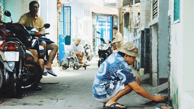 Người họa sĩ già đi vẽ 'mùa xuân' trong con hẻm nhỏ giữa Sài Gòn Ảnh 2