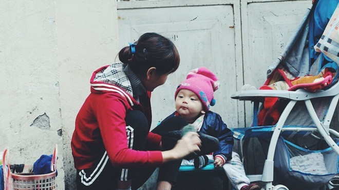 Người mẹ đánh giày và đứa con 10 tháng tuổi mưu sinh giữa cái rét Hà Nội Ảnh 2