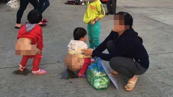 Cho con tè bậy ở sân bay, lỗi tại trẻ em hay tại người lớn? Ảnh 2