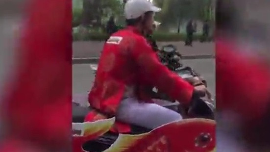 Video: 'Ông Táo' cưỡi 'cá chép máy' gây xôn xao đường phố Hà Nội Ảnh 2