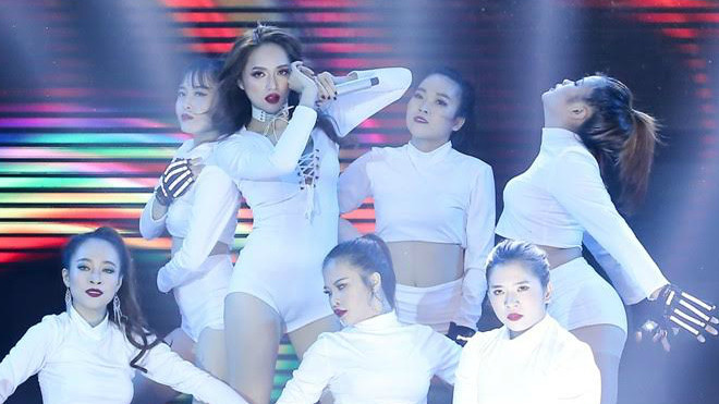 Clip: Hương Giang Idol đẹp 'mê hồn' khi xuất hiện trên sân khấu Remix New Generation 2017 Ảnh 2