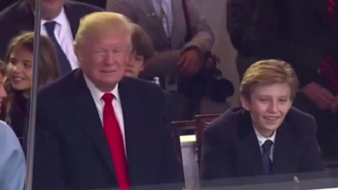 Clip: 'Đệ nhất công tử' của Donald Trump hạ gục fan nữ bởi nụ cười chết người Ảnh 2