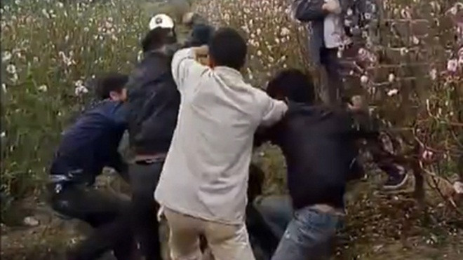 Trộm xe máy ở vườn đào Tết, nam thanh niên bị người dân đánh 'thừa sống thiếu chết' Ảnh 2