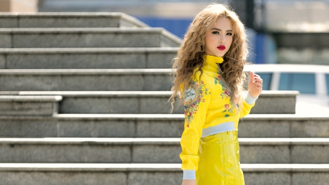 Chung Thương T-Jo 'tạo nét' với trang phục sắc màu dạo phố Tết Ảnh 2