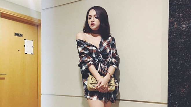 Nếu chưa kịp mua sắm tết, lấy áo sơ mi ra 'cách điệu' như Hương Giang ngay thôi! Ảnh 2