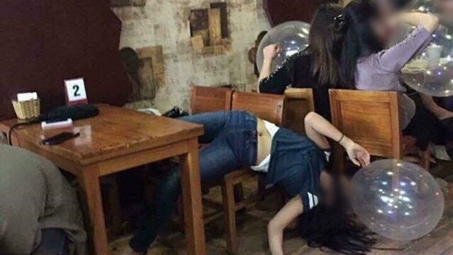 Ngán ngẩm với hình ảnh cô gái 'phê' bóng cười ngã ngửa trên ghế Ảnh 2