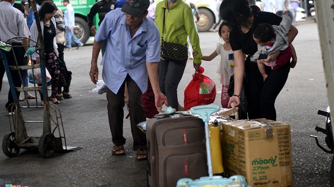 Người dân lỉnh kỉnh hành lý trở lại Sài Gòn sau Tết Ảnh 2