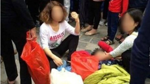 Dẫm chân cô gái khi đi chùa Hương, bà cụ bị đánh đến ngất xỉu Ảnh 2