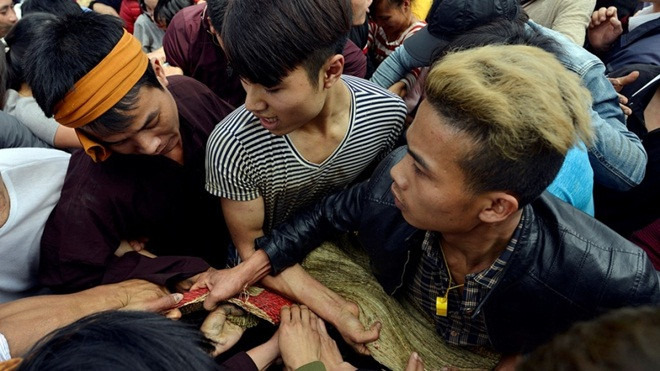 Hàng trăm thanh niên giẫm đạp, cướp chiếu mong sinh quý tử Ảnh 2