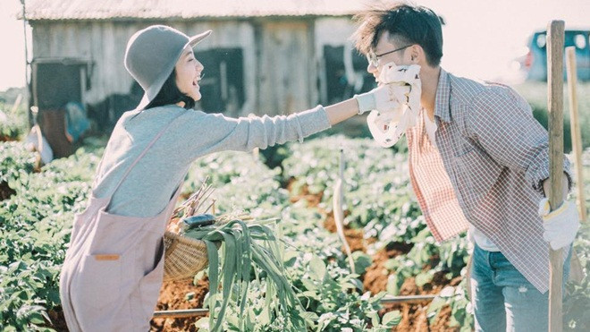 Chụp ở vườn rau thôi mà cũng được bộ ảnh cưới đẹp mê hồn đến thế này Ảnh 2