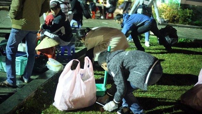 Phượt thủ dọn sạch rác ở quảng trường Lâm Viên - Đà Lạt Ảnh 2