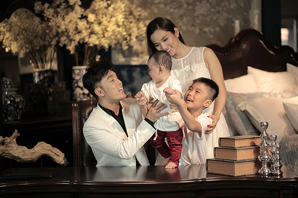 Ưng Hoàng Phúc hết lòng yêu thương vợ và 2 con trai Ảnh 7