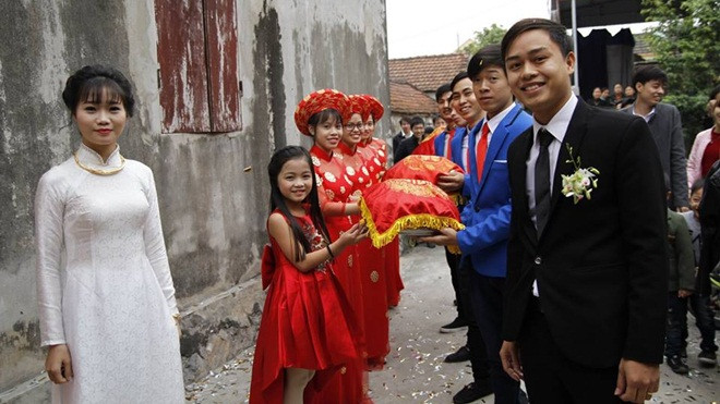 Bị 'ép' bê tráp cho chị gái, bé gái 8 tuổi siêu dễ thương 'gây sốt' Ảnh 2