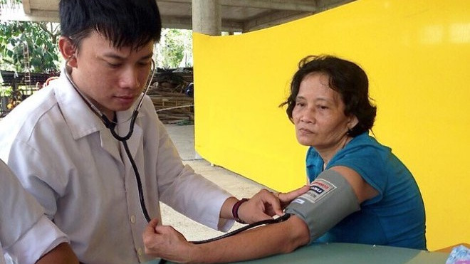 Chuyện một bác sĩ trẻ 'bao đồng', đi khắp tỉnh nghèo để chữa bệnh miễn phí cho bà con Ảnh 2