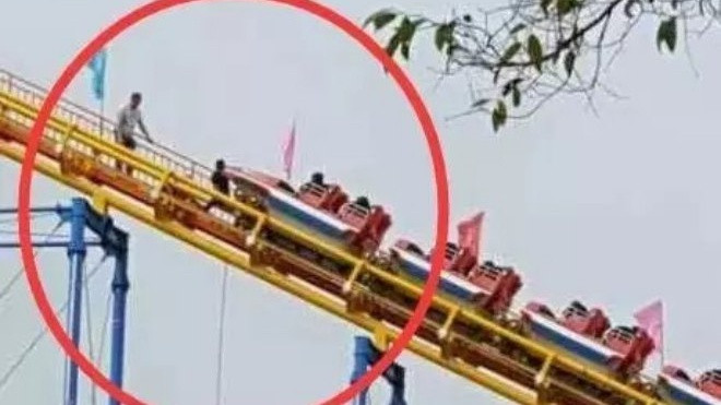 Bố mẹ dừng tàu lượn siêu tốc vì lo cho con gái Ảnh 2