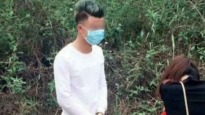 Chàng trai quỳ gối xin lỗi bạn gái trên đường đi lễ chùa Ảnh 2