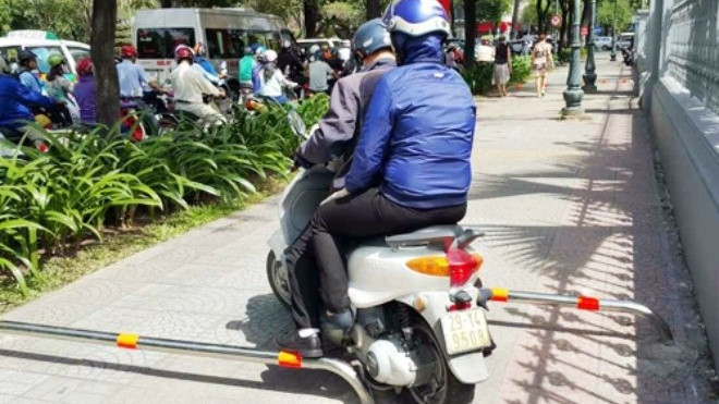 TPHCM lắp barie vỉa hè ngăn xe máy 'tranh đường' người đi bộ Ảnh 2