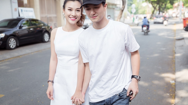 Hoàng Oanh 'tay trong tay' không rời cùng Huỳnh Anh đến buổi fan meeting đầu tiên Ảnh 2