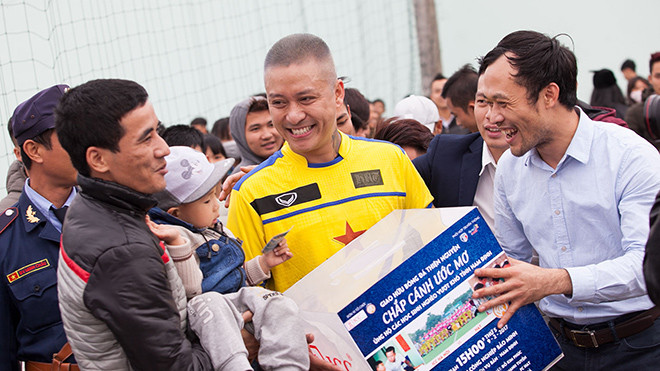 Mặc gió lạnh, Tuấn Hưng vẫn 'máu lửa' trong trận bóng thiện nguyện đầu năm Ảnh 2