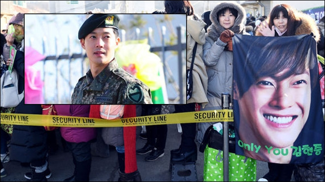 Quên scandal năm nào, hơn 1500 fan lấp đầy góc phố đón Kim Hyun Joong xuất ngũ Ảnh 2